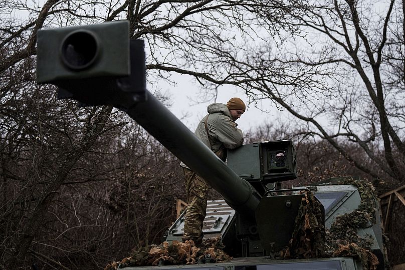 Un militaire ukrainien de la brigade Azov se dresse au sommet d'un obusier autopropulsé Dita après avoir tiré vers les postes russes à Donetsk, 23 janvier 2025