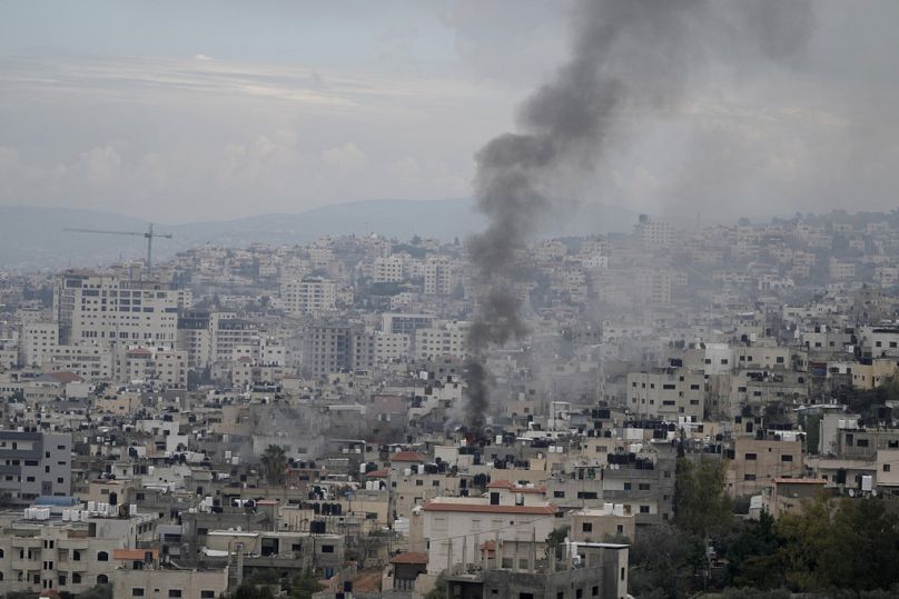 La fumée monte sur Jenin Refugee Camp en Cisjordanie lors d'une opération militaire israélienne, le vendredi 24 janvier 2025.