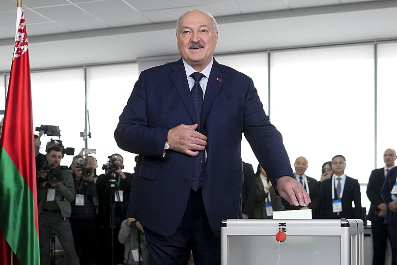 Le président Alexander Lukashenko lance son bulletin de vote dans un bureau de vote à Minsk, 26 janvier 2025