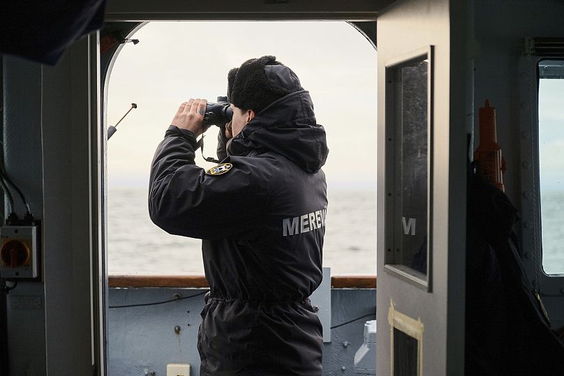 Un navire de patrouille navale estonienne navigue dans la mer Baltique, 9 janvier 2025