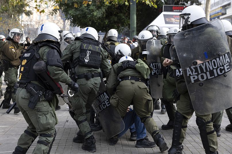 La police a détenu un manifestant lors d'un rassemblement organisé par l'Association des familles des victimes de la collision Tempi Train à Athènes, 26 janvier 2025