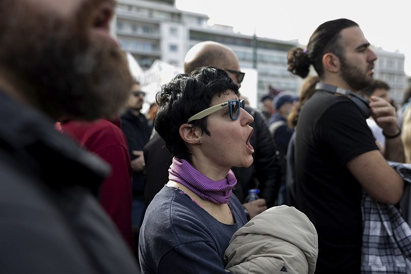 Les manifestants demandent la justice pour les 57 victimes de la catastrophe ferroviaire Tempi lors d'un rassemblement à Athènes, 26 janvier 2025