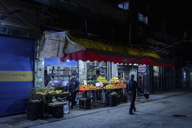 Un homme passe devant un magasin dans la ville de Qamishli, dans le nord de la Syrie, le 26 janvier 2025.