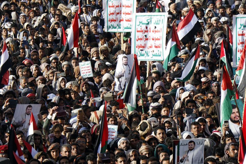 Les partisans de Houthis assistent à une manifestation contre les frappes aériennes dirigées par les États-Unis le vendredi 12 janvier 2024 à Sanaa, au Yémen.