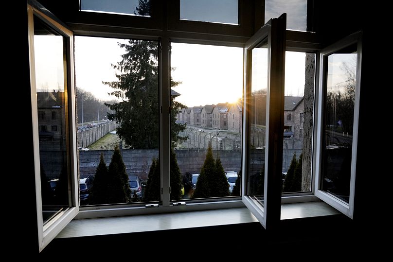 Une vue sur le musée national d'Auschwitz-Birkenau est visible depuis l'ancienne maison du commandant d'Auschwitz Rudolf Höss