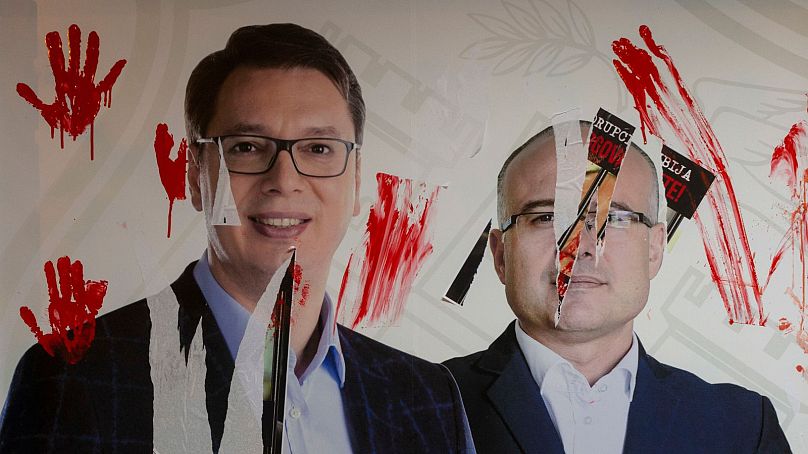 Une photo du président de la Serbie, Aleksandar Vučić, et du Premier ministre du pays Miloš Vučević est enduit de peinture rouge lors d'une manifestation à Novi Tad, en Serbie.