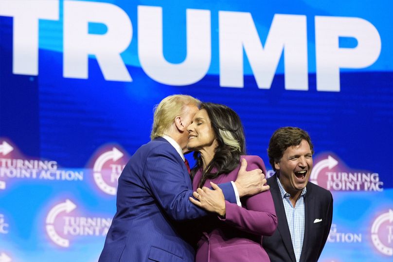 Tulsi Gabbard embrasse Donald Trump aux côtés de l'extrême droite Tucker Carlson.