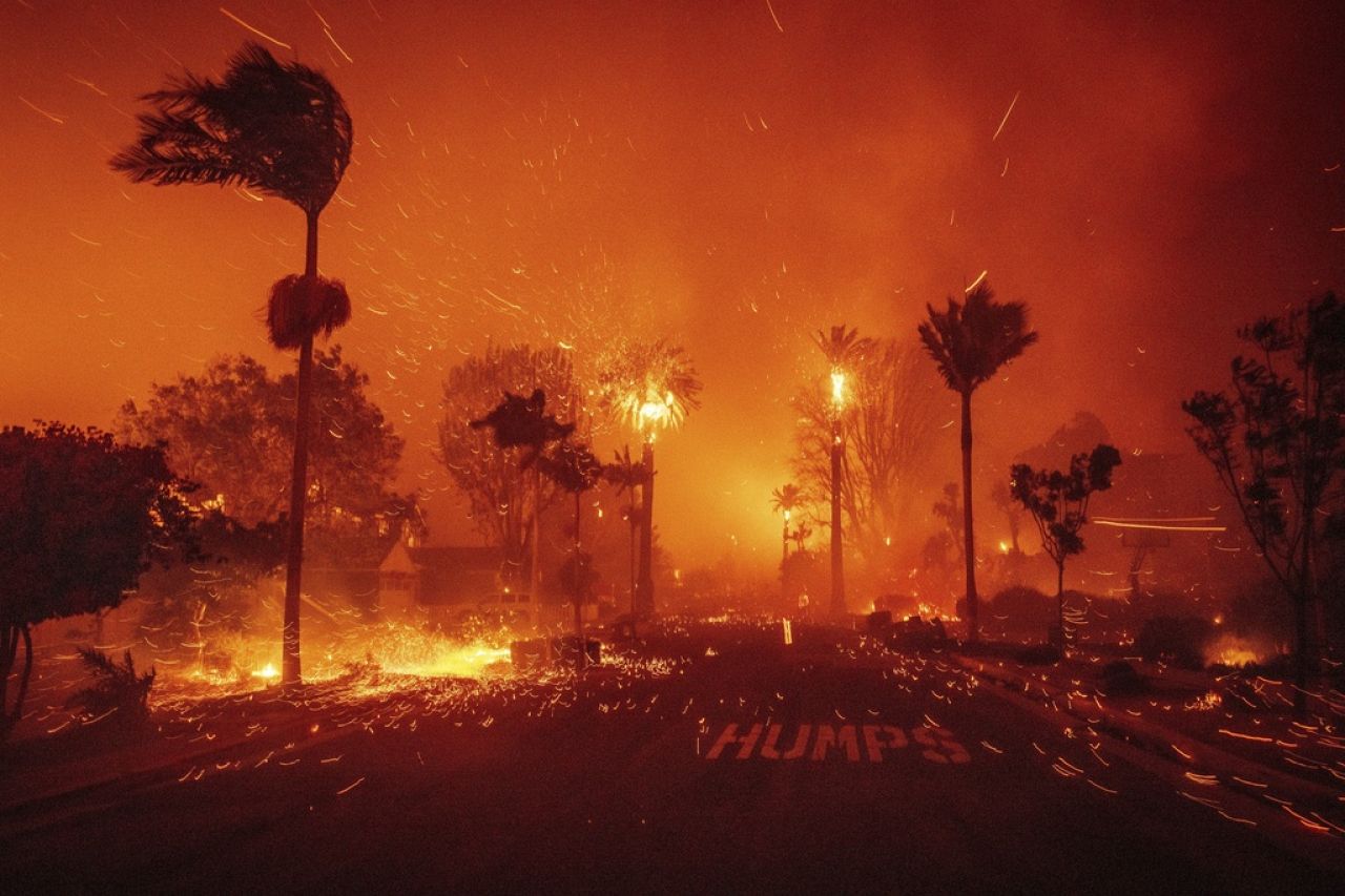 L'incendie de Palisades ravage un quartier au milieu de vents violents dans le quartier de Pacific Palisades à Los Angeles, le 7 janvier 2025. 