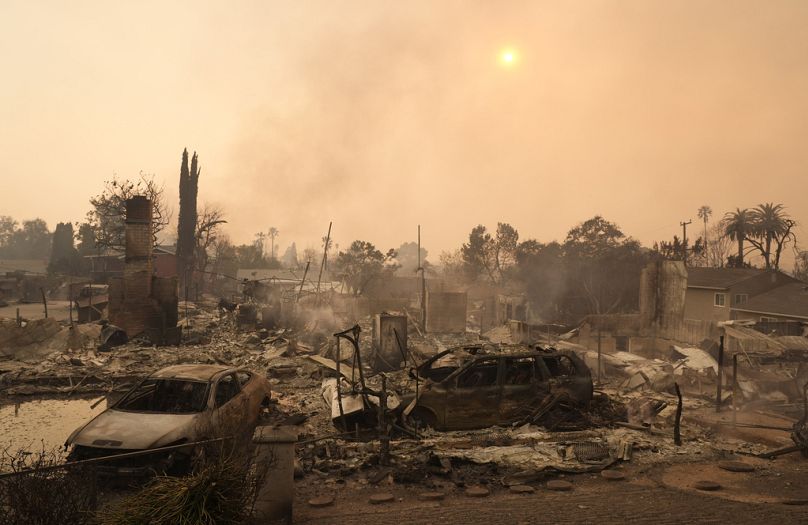 Des voitures et des maisons incendiées reposent dans les décombres de la rue Alameda, le mercredi 8 janvier 2025, dans le quartier Altadena de Pasadena, en Californie.