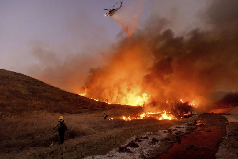 Les équipes de pompiers combattent l'incendie de Kenneth dans le quartier de West Hills à Los Angeles, le jeudi 9 janvier 2025.