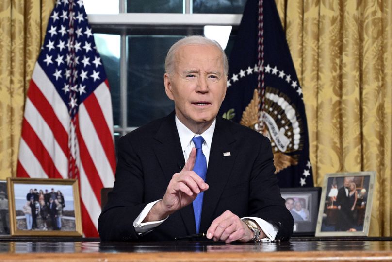 Le président Joe Biden s'exprime depuis le bureau ovale de la Maison Blanche lors de son discours d'adieu le mercredi 15 janvier 2025 à Washington.