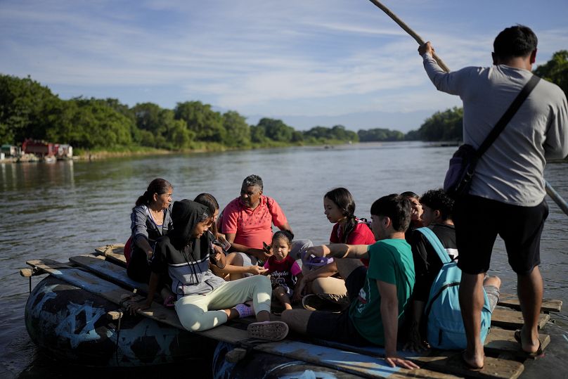 Des migrants vénézuéliens traversent le fleuve Suchiate, du Guatemala au Mexique, le 29 octobre 2024.