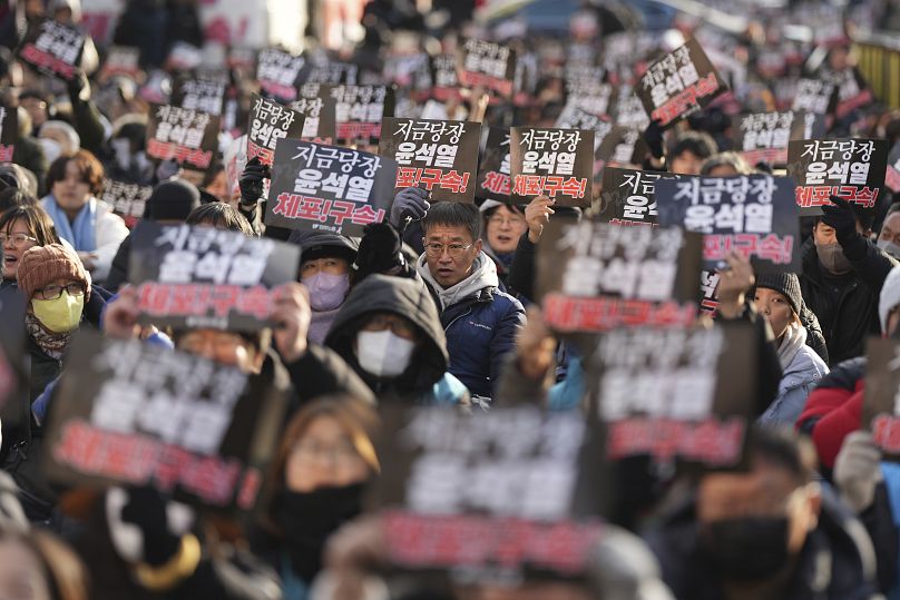 Des membres de la Confédération coréenne des syndicats crient des slogans lors d'un rassemblement exigeant l'arrestation du président destitué Yoon Suk Yeol à Séoul, le 3 janvier 2025.