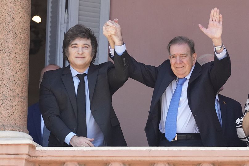 Le chef de l'opposition vénézuélienne Edmundo González (à droite) et le président argentin Javier Milei (à gauche) sont photographiés à Buenos Aires, en Argentine, le 4 janvier 2025.