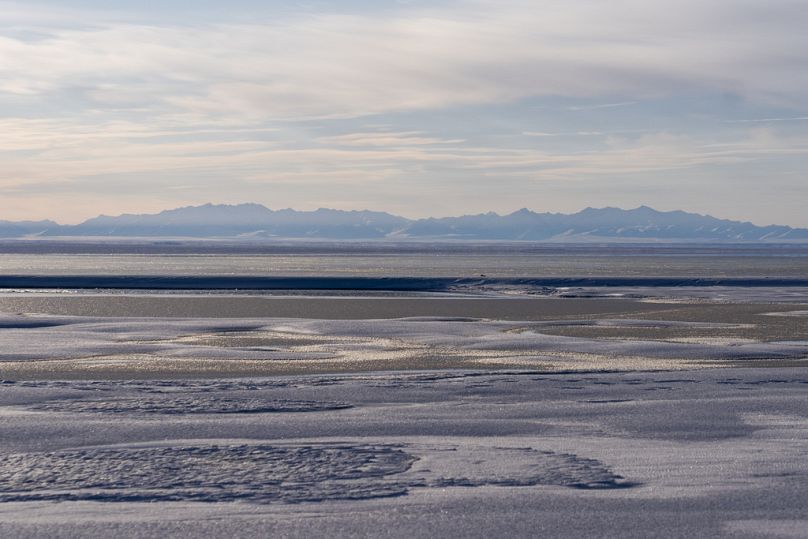 La lagune de Kaktovik et les montagnes de la chaîne Brooks de la réserve faunique nationale de l'Arctique sont visibles à Kaktovik, en Alaska.