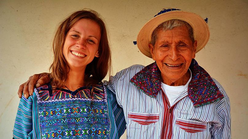 Monika Lewicka sourit avec un homme lors d'un voyage en auto-stop à travers le Guatemala