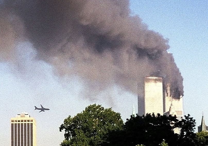 Certains utilisateurs ont déclaré que la publicité de PIA leur rappelait les attentats terroristes du 11 septembre à New York, le 11 septembre 2001.