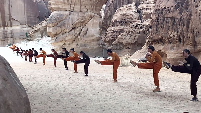 Les danseurs français du Junior Ballet se produisent "Traversées" dans le désert à couper le souffle d'AlUla. 