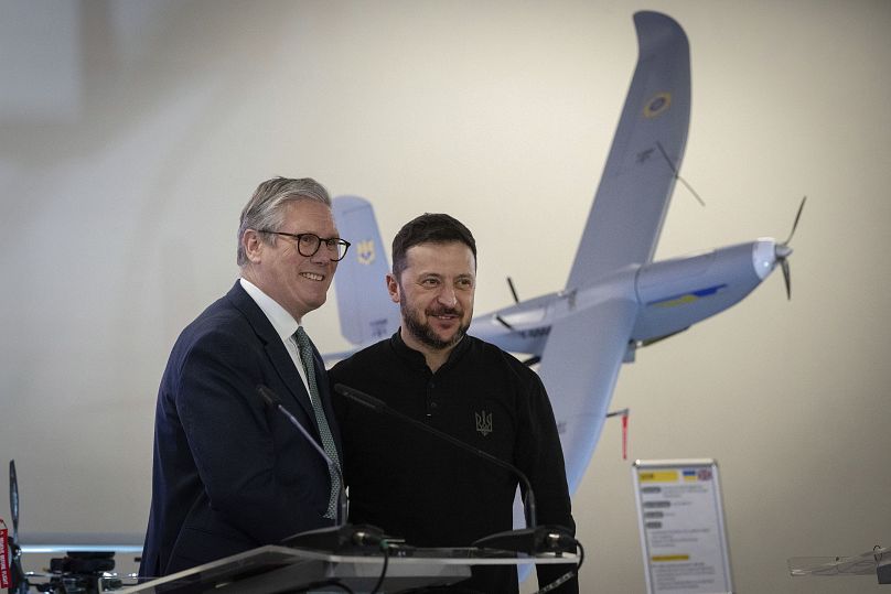 Keir Starmer et Volodymyr Zelenskyy se tiennent devant l'un des drones construits en Ukraine grâce à un financement britannique à Kiev, le 16 janvier 2025.