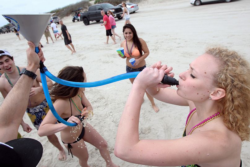 Deux fêtards célèbrent les vacances de printemps sur la plage de Port Aransas, au Texas. 11 mars 2014