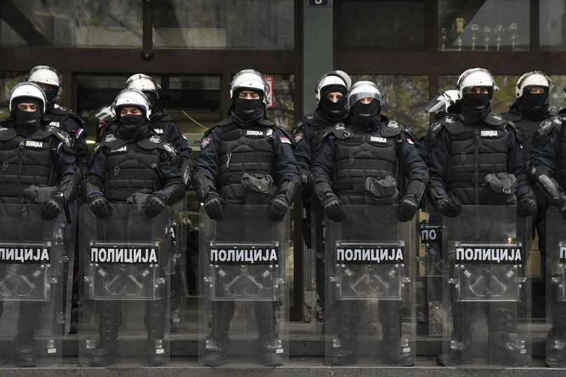 Des policiers serbes gardent un palais de justice lors d'une manifestation antigouvernementale exigeant des arrestations suite à l'effondrement mortel du toit d'une gare de Novi Sad, le 20 novembre 2024.