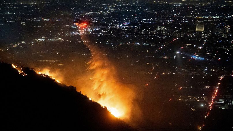 De l'eau est larguée par hélicoptère sur le Sunset Fire en feu dans la section Hollywood Hills de Los Angeles - mercredi 8 janvier.