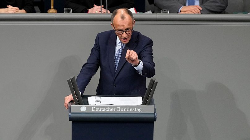 Le chef de l'opposition allemand Friedrich Merz parle lors d'un débat sur la migration au Parlement allemand Bundestag à Berlin.