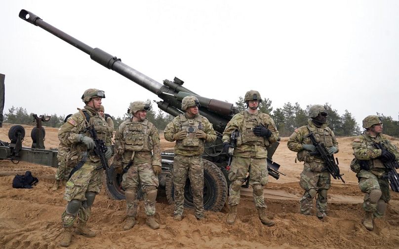 Les troupes américaines se tiennent debout lors d'exercices militaires à la base militaire d'Adazi à Kadaga, en Lettonie, mardi 3 mars. 8, 2022. (Photo AP/Roman Koksarov)