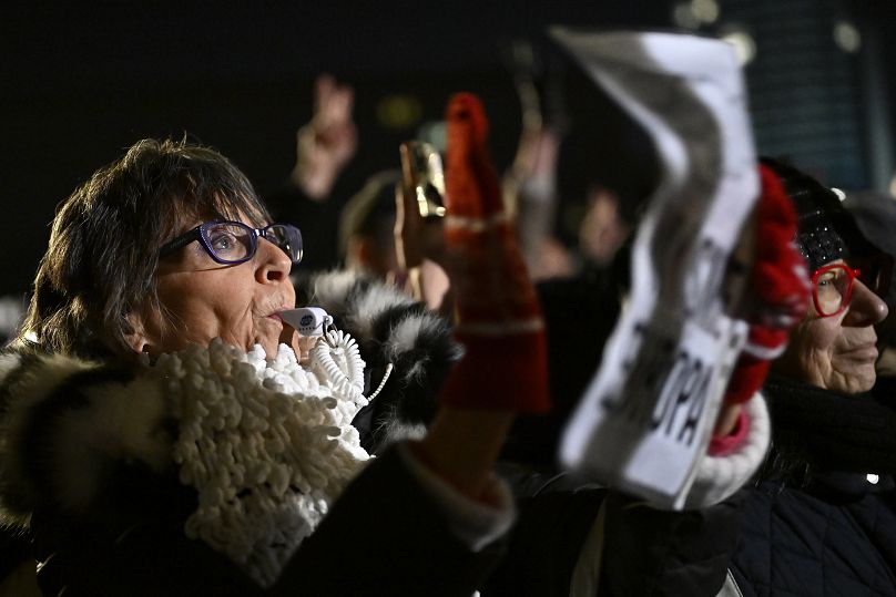 Un manifestant siffle alors que des milliers de personnes se rassemblent pour s'opposer à la politique du Premier ministre Robert Fico lors d'un rassemblement à Bratislava, le 24 janvier 2025.