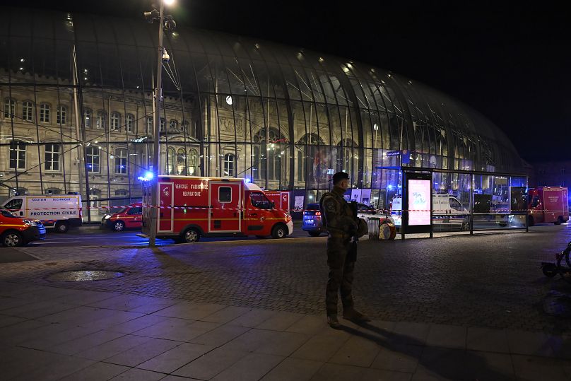 Un policier sur les lieux d'une collision de tramway à Strasbourg, le 11 janvier 2025