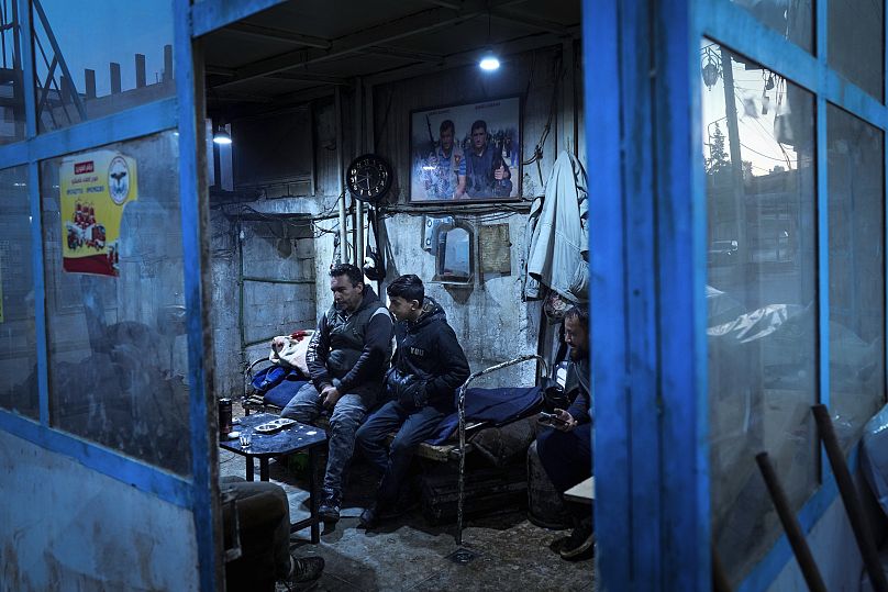 Des gens sont assis dans le bureau d'une station-service dans la ville de Qamishli, dans le nord de la Syrie, le 26 janvier 2025.