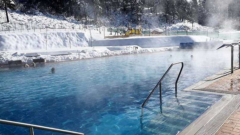 Une piscine extérieure chaude à Banya, en Bulgarie.