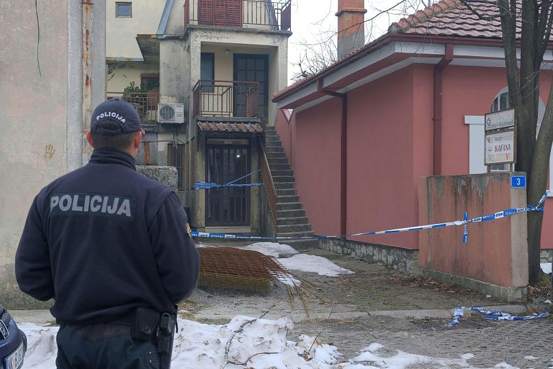 Un policier monte la garde sur les lieux après une fusillade dans un bar de Cetinje, le 2 janvier 2025.