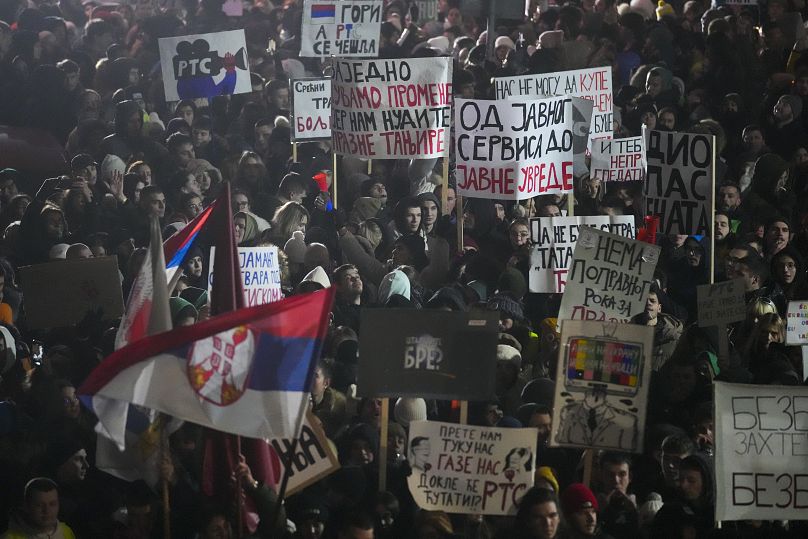 Manifestation devant le siège de la télévision publique un jour après qu'un étudiant a été heurté par une voiture et grièvement blessé à Belgrade, le 17 janvier 2025.