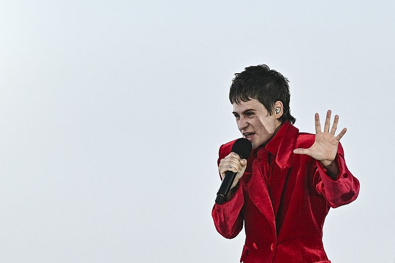 La chanteuse française Christine and the Queens se produit lors de la cérémonie d'ouverture des Jeux Paralympiques de Paris 2024, place de la Concorde à Paris, le 28 août 2024.