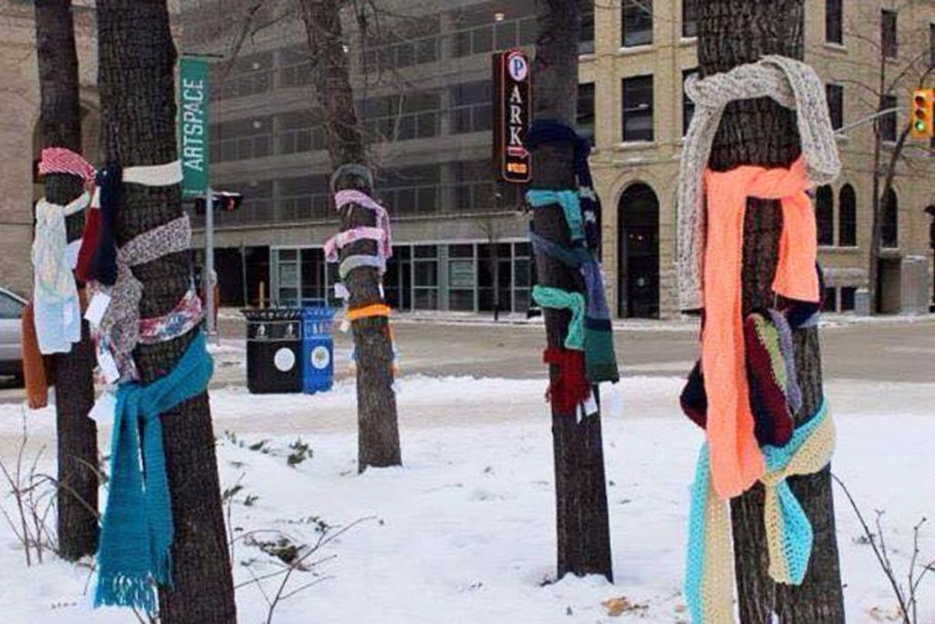 Écharpes attachées aux arbres cet hiver