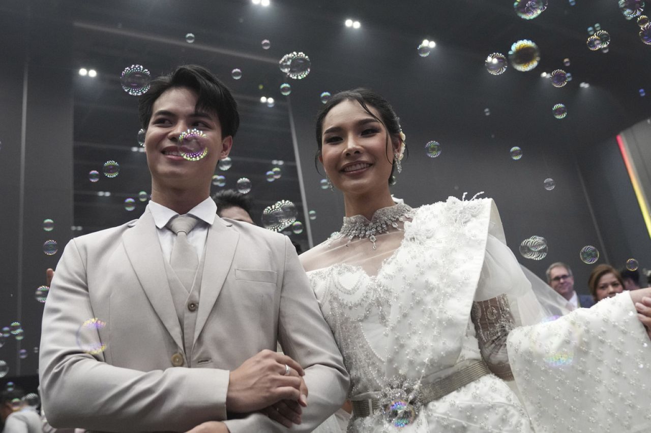 Un couple de la communauté LGBTQ+ défile dans une salle après l'entrée en vigueur de la loi sur l'égalité du mariage à Bangkok, en Thaïlande, le jeudi 23 janvier 2025.