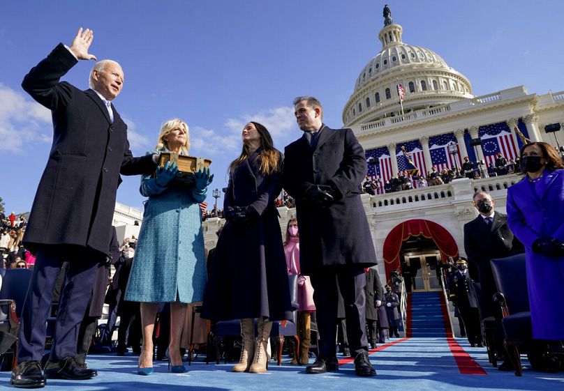 Biden a prêté serment en tant que 46e président des États-Unis par le juge en chef John Roberts alors que Jill Biden tient la Bible lors de la 59e investiture présidentielle, le 20 janvier 2021.