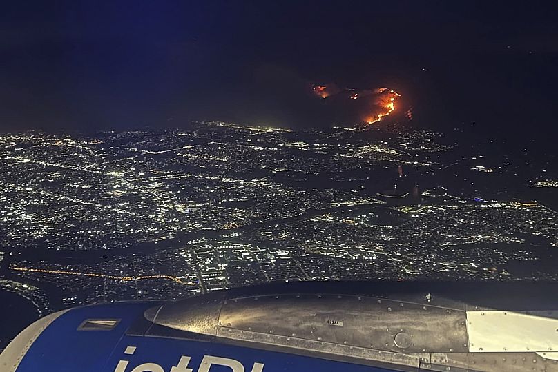 Une vue des incendies depuis un vol commercial.