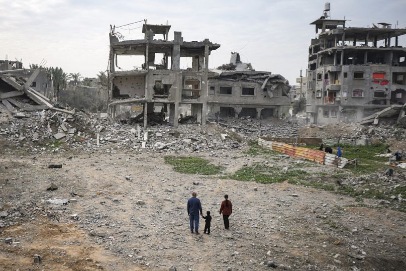 Des Palestiniens regardent leur maison détruite, à Bureij, au centre de la bande de Gaza, janvier 2025.