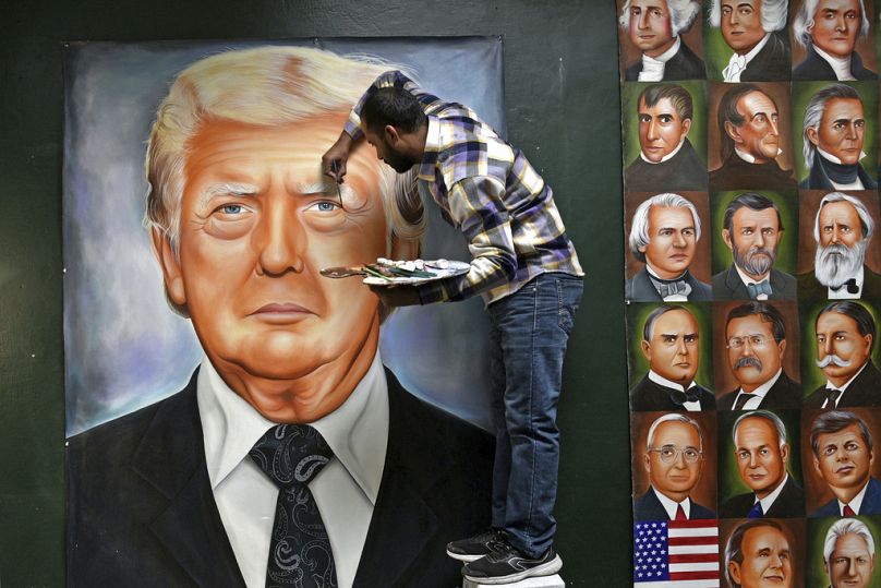 L'artiste Jagjot Singh Rubal donne la touche finale à un portrait du président élu américain Donald Trump dans son studio d'Amritsar, en Inde, en janvier 2025.