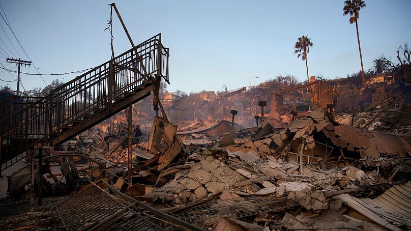 Un escalier est laissé partiellement debout dans une propriété à la suite de l'incendie de Palisades dans le quartier Pacific Palisades de Los Angeles - 10 janvier 2025