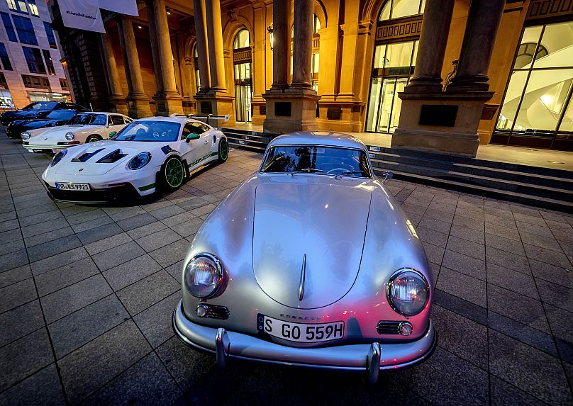 Photo d'archives de voitures Porsche alignées devant la bourse au début de la cotation de Porsche à Francfort en 2022