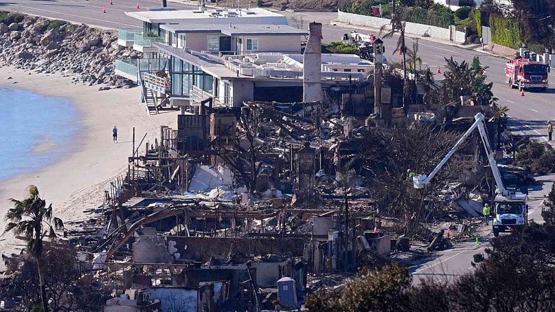 Des maisons le long de la Pacific Coast Highway sont brûlées et endommagées tandis que quelques-unes sont encore debout après l'incendie des Palisades, le dimanche 12 janvier 2025, à Malibu, en Californie.