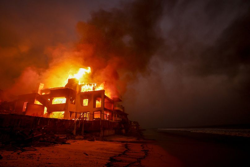 L'incendie des Palisades brûle une propriété en bord de mer mercredi.