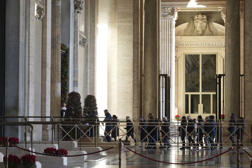 Des fidèles arrivent pour franchir la Porte Sainte de la Basilique Saint-Pierre au Vatican, le 24 décembre 2024