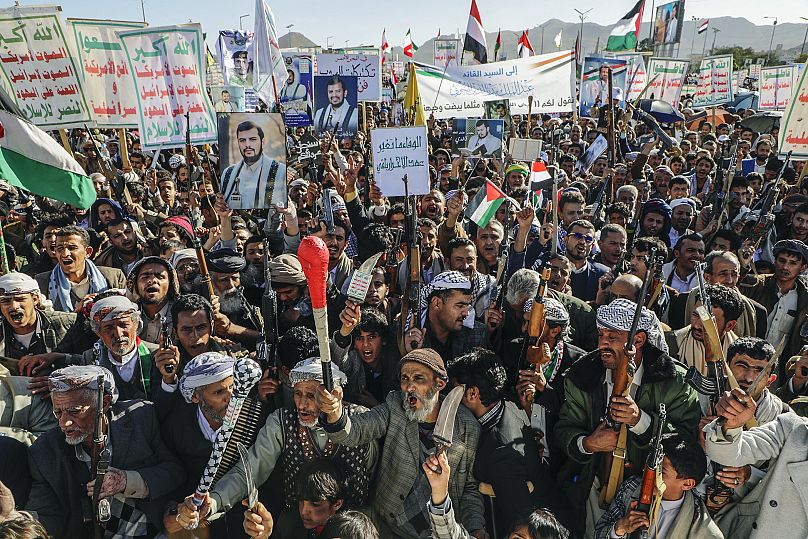 Des partisans des Houthis crient des slogans lors d'un rassemblement anti-américain et israélien à Sanaa, le 17 janvier 2025.