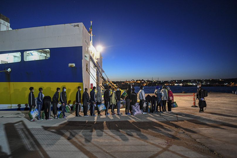 Environ 80 mineurs non accompagnés du centre d'hébergement pour migrants de l'île de Lampedusa sont embarqués sur le navire Cossyra, le 12 mai 2021 