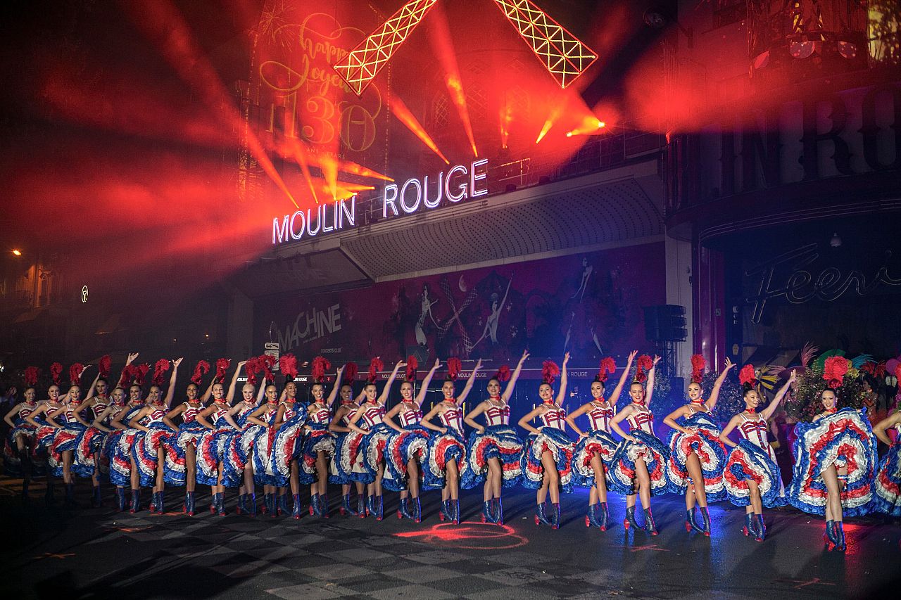 Des danseurs du Moulin Rouge se produisent lors de la célébration du 130e anniversaire du Moulin Rouge, le dimanche 6 octobre 2019 à Paris