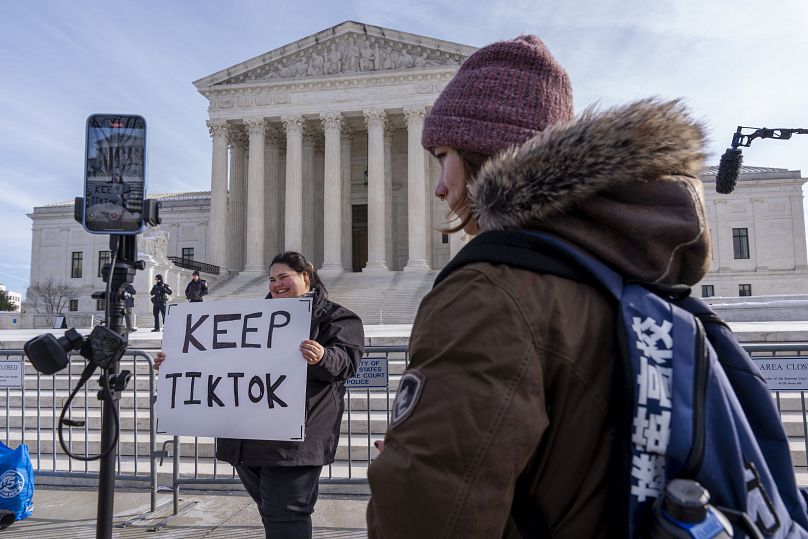 Un manifestant tient une pancarte en soutien à TikTok devant la Cour suprême de Washington, le 10 janvier 2025.